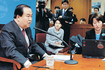 문희상 대통령비서실장이 24일 청와대 춘추관에서 노무현 정부 출범 1개월을 되돌아보는 기자간담회를 갖고 있다. -김경제기자