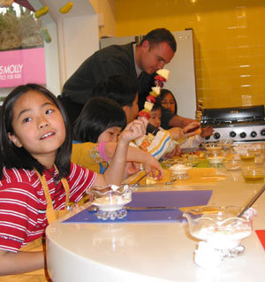 캐나다인 즈왈씨가 와우주니어 쿠킹클래스에서 아이들에게 영어로 요리를 가르치고 있다.김진경기자 kjk9@donga.com