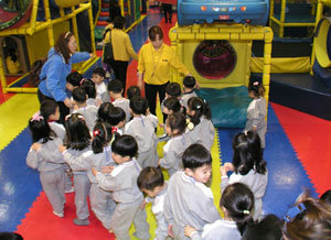 갤러리아백화점 대전 타임월드점에 설치된 어린이 놀이시설 ‘플레이 타임’에서 아이들이 뛰어놀고 있다.사진제공 갤러리아백화점