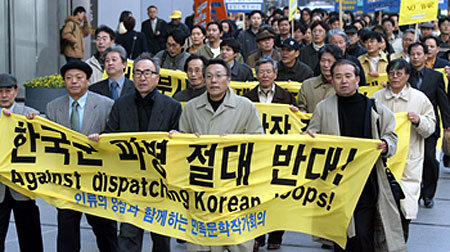 “파병 반대” 25일 서울 종묘공원에서 시인 고은씨(왼쪽에서 세번째), 소설가 황석영씨(왼쪽에서 네번째) 등 문인 100여명이 미국의 이라크 공격을 비난하고 한국군 파병에 반대하는 시위를 벌이고 있다. 박주일기자 fuzine@donga.com