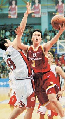 “비켜라” 동양 김승현(오른쪽)이 코리아텐더 정락영을 앞에 둔 채 골밑슛을 시도하고 있다. [여수=뉴시스]