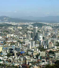 제한된 면적에 늘어나는 수요로 땅값은 계속 오르기만 한다. 남산 봉수대에서 바라본 서울의 모습. 동아일보 자료사진