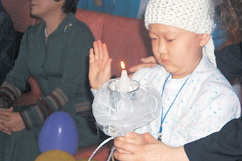 한국메이크어위시재단의 도움으로 1일 간호사의 소원을 이룬 매승희양이 촛불을 들고서 간호사 선서를 하고 있다. -허진석기자