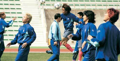 28일 한국 축구 대표 선수들이 29일 부산아시아드주경기장에서 열리는 ‘남미의 강호’ 콜롬비아와의 경기를 앞두고 사직운동장 보조경기장에서 헤딩연습으로 가볍게 몸을 풀고 있다. 쿠엘류 감독에겐 이날 경기가 한국대표팀 감독 데뷔전이다. 부산=최재호기자