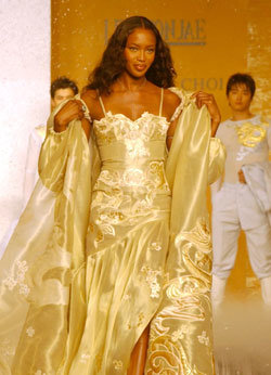 28일 쇼에서 디자이너 앙드레김의 황금색 드레스를 선보이는 나오미 캠벨. 자신의 윤기있는 까만 피부와 잘 어울려 “가장 마음에 든 옷”이라고 말했다. -권주훈기자