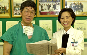 울산대 의대 서울아산병원 외과 이승규 교수(왼쪽)와 이 병원 장기이식센터 하희선 과장이 환자의 차트를 보며 이야기를 나누고 있다.권주훈기자 kjh@donga.com