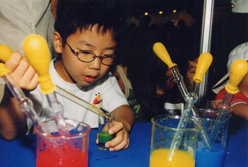 지난해 과학의 달 행사에 참가한 한 어린이가 비커와 스포이드를 이용해 직접 과학실험을 하고 있다. -사진제공 한국과학문화재단