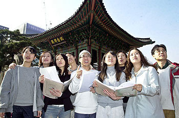 서울 탐험 모임인 길바라기 회원들이 서울 종로구 교보빌딩 앞에서 종로지리를 살펴보고 있다. -안철민기자