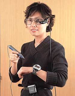 손목시계형 개인휴대단말기 ‘마이크로 PDA’. 연료전지와 펜 입력장치를 사용하는 이 첨단 PDA의 화면은 안경형 디스플레이 장치를 통해 볼 수 있다. 사진제공 지능형마이크로시스템개발단