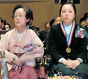 31일 서울 중구 이화여고 유관순기념관에서 열린 제2회 유관순상 시상식에서 수상자인 윤정옥 한국정신대문제대책협의회 지도위원(왼쪽)과 올해 신설된 제1회 유관순횃불상 수상자인 서울 이화여고 2학년 방영희양이 나란히 앉아있다. -김미옥기자