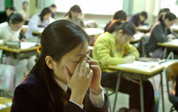 지난해 수능시험 도중 한 수험생이 미간을 손가락으로 누르며 정신을 가다듬고 있다. 동아일보 자료사진