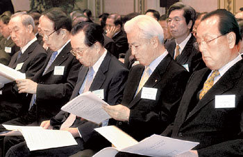 31일 청와대에서 열린 부패방지대책보고회에 참석한 경제 5단체장들이 보고서를 살펴보고 있다. -김경제기자