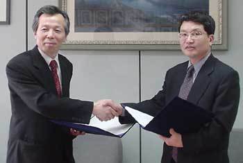 이헌규 국립중앙과학관장(왼쪽)과 김두희 동아사이언스 대표이사가 협정 조인식을 갖고 있다. -이현 동아사이언스기자
