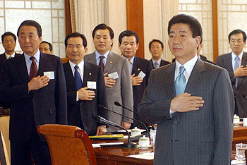 1일 정부부처 업무보고를 받기에 앞서 국기에 대한 경례를 하고 있는 노무현 대통령. -김경제기자
