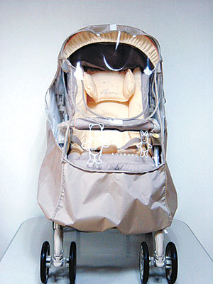비닐커버가 부착된 아가방 유모차.