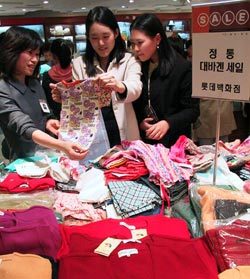 백화점 세일이 한창이다. 백화점별로 마련한 기획행사 등을 꼼꼼이 따져본 뒤 백화점 카드, 쿠폰 북 등을 챙겨 쇼핑에 나서는 게 알뜰 쇼핑 요령이다. 사진제공 롯데백화점