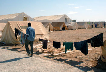 요르단 루웨이셰드 인근의 제3국인 난민촌 풍경. 텐트 사이에 걸어놓은 빨래에 피란민의 고단한 삶이 배어 있다. -루웨이셰드=박제균특파원
