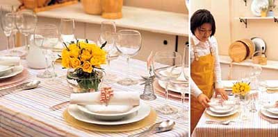 양식 테이블 세팅. 그릇은 간결한 흰색을, 센터피스인 꽃은 화려한 장미를 사용했다. 테이블 세팅 디자이너인 김경미씨(오른쪽)가 시범을 보이고 있다.