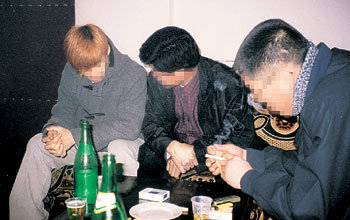 탈북자 가족이 최근 중국 공안의 눈을 피해 휴업 중인 노래방에서 오랜만에 만났다. 이들은 중국 당국의 단속 강화로 신변안전에 위협을 느끼고 있는 탓인지 인터뷰 중간중간 눈물을 흘렸다. -베이징=허진석기자