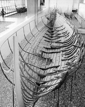 바이킹의 전형적인 선박 건조 형태를 보여주는 난파선 ‘스쿨데레브 1호’의 잔해. 넓은 갑판보로 배의 안정성과 적재능력을 높였음을 알 수 있다.사진제공 수수꽃다리