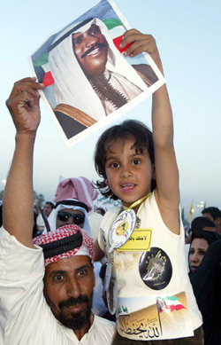 쿠웨이트 변호사협회 주최로 3일 쿠웨이트시에서 열린 전쟁지지 집회에 참석한 어린이와 아버지가 쿠웨이트 국왕 사진을 들고 있다. 사실상 미국을 지지한 이번 집회에는 모두 2000여명의 시민이 모였다. -쿠웨이트시=이훈구특파원