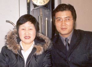 27년여만에 치료비를 갚은 권정자씨와 아들 강명구씨. 사진제공 동산의료원