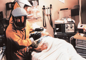 에볼라 바이러스가 가져온 재앙을 그린 영화 ‘아웃 브레이크’의 한 장면. 현대 과학기술의 엄청난 발전도 끊임없이 변신하는 바이러스의 실체를 규명하지 못하고 있다.동아일보 자료사진