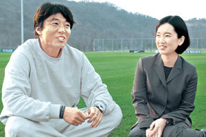 1일 오후 경기 파주 국가대표 트레이딩센터에서 황선홍 프로축구 전남 드래곤즈 코치(왼쪽)가 서울대 의대 분당병원 소아과 강희 임상강사와 소아천식에 대해 얘기를 나누고 있다.이종승기자 urisesang@donga.com