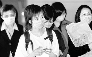 ‘사스’ 공포가 확산되면서 최근 인천국제공항에 들어오는 한국교민 등 승객들이 모두 마스크를 쓰고 있다.박영대기자 sannae@donga.com