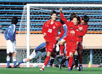 한국의 박영근(오른쪽 앞)이 결승골을 터뜨린 뒤 동료들의 환영속에 오른손을 치켜보이며 기뻐하고 있다.사진제공 닛칸스포츠