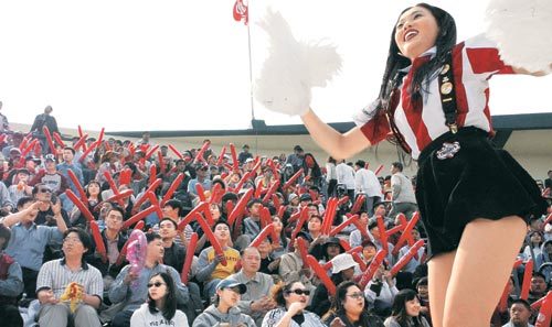 “야! 신난다” “반갑다, 야구야.” 프로야구 시즌이 돌아왔다. 프로야구 개막 이틀째인 6일 잠실야구장을 가득 메운 야구팬들이 치어리더의 화려한 율동에 맞춰 응원을 하며 LG-SK의 경기를 관전하고 있다. 박주일기자