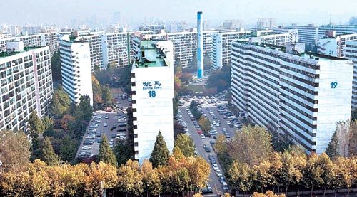 4424가구에 이르는 초대형 단지인 서울 은마아파트 전경. 최근 재건축을 위한 안전진단 요청이 거부돼 시세도 주춤하고 있다. 동아일보 자료사진