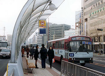 90년대 중반부터 중앙버스전용차로제가 실시되고 있는 천호대로의 한 버스정류소. -동아일보 자료사진