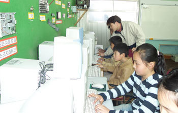 전남 신안군 홍도분교 전산실에서 5학년 수업이 한창이다. 어린이들은 컴퓨터 앞에 앉으면 눈이 초롱초롱해진다. -사진제공 KT