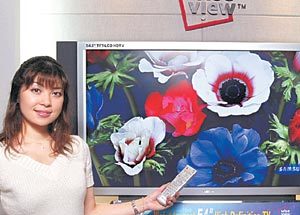 9일부터 일본 도쿄에서 열리는 디스플레이 전문전시회 ‘EDEX 2003’에 출품된 삼성전자의 세계 최대 54인치 LCD TV를 현지 도우미가 설명하고 있다.사진제공 삼성전자