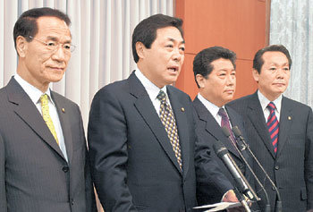 9일 국회 주한미군철수반대모임 기자회견에서 공동대표인 한나라당 맹형규 의원(왼쪽에서 두 번째)이 미군 철수 반대 1000만인 서명운동을 벌이겠다고 밝히고 있다. -서영수기자