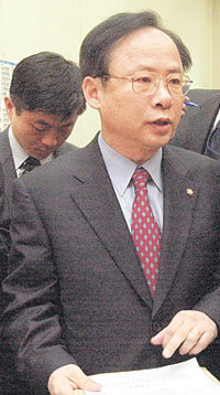 9일 한나라당 최고위원회의 직후 이주영 의원이 민주당 설훈 의원의 ‘이회창 전 한나라당 총재 20만달러 수수의혹’ 사건에 대한 추가 고소내용을 설명하고 있다. -서영수기자