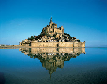프랑스 몽생미셸 지역의 수도원. 고딕양식의 수도원 건물이 마치 물 위에 떠 있는 것처럼 느껴진다. 1979년 세계문화유산으로 지정됐다.사진제공 베텔스만