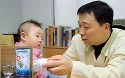 아파도 표현을 못하는 영아의 치료는 성인보다 몇 배는 어렵다. 도원아이 한의원이 개발한 증류한약(작은사진).
