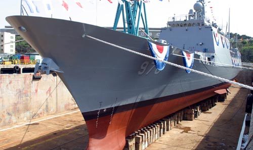 차세대 한국형 구축함 ‘문무대왕함’이 11일 첫선을 보였다. 국내 최초로 스텔스 기술을 적용한 이 함정은 2004년부터 실전에 배치될 예정. 연합