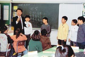 신귀현 한국산업은행 여의도지점 차장이 9일 오전 서울 마포구 염리초등학교 5학년4반 어린이들에게 경제교육을 하고 있다. 신석호기자