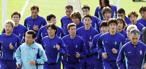 “일본은 없다”한국 국가대표 축구팀이 14일 오후 파주 트레이닝센터(NFC)에서 가볍게 몸을 풀며 필승을 다짐하고 있다. 파주=전영한기자