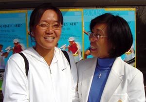 20년 세월을 두고 한국 테니스 사상 최고인 세계 랭킹 47위를 기록한 조윤정(왼쪽)과 이덕희씨가 15일 올림픽코트에서 만나 반갑게 이야기를 나누고 있다. 사진제공 테니스코리아