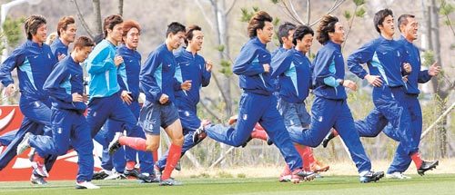 결전을 하루 앞둔 한국 축구 국가대표 선수들이 15일 오전 파주국가대표트레이닝센터에서 밝은 표정으로 달리기를 하며 긴장을 풀고 있다. 파주=연합