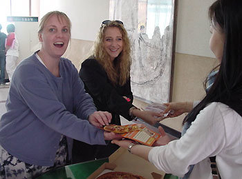 불우아동시설을 돕기 위해 학생들에게 피자를 팔고 있는 건양대 영문학과 멜리사 르메이(왼쪽)와 데비 섀넌 교수. -논산=지명훈기자