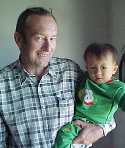 북한 어린이를 안고 있는 리처드 브라이들 대표.