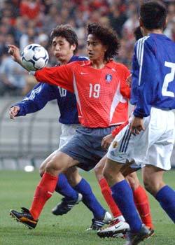 16일 상암축구경기장에서 열린 한.일 축구대표팀의 친선경기에서 한국의 안정환이 일본 문전에서 볼다툼을 벌이고 있다.[연합]