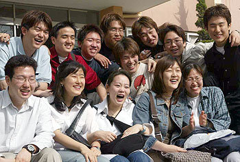 하버드대 등 미국의 유명 대학에 진학한 서울 대원외고 졸업생들이 17일 오후 모교를 방문해 기념사진을 찍고 있다. -김동주기자
