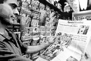 미국의 가판대에서 한 시민이 신문을 펼쳐 보고 있다. 미국에선 정부가 언론에 대해 규제입법을 하는 경우는 없다. -동아일보 자료사진