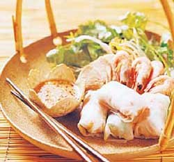 쌀국수를 넣은 베트남식 스프링롤. 생선을 발효시킨 소스와 매운 동남아고추등을 사용하는 베트남 요리는 한국인의 입맛에 잘 맞는다.